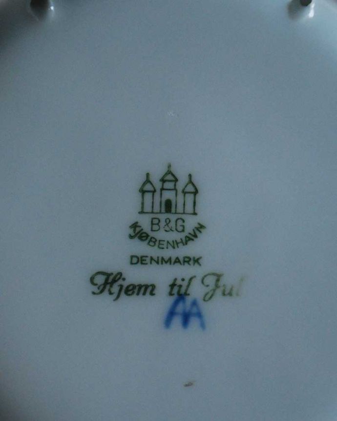 アンティーク 陶磁器の雑貨　アンティーク雑貨　ビングオーグレンダールのイヤープレート（1966年クリスマス帰港）。裏側には品質の証ひっくり返して見ると、こんな感じのポーセリンマークを見つけることが出来ます。(m-2107-z)