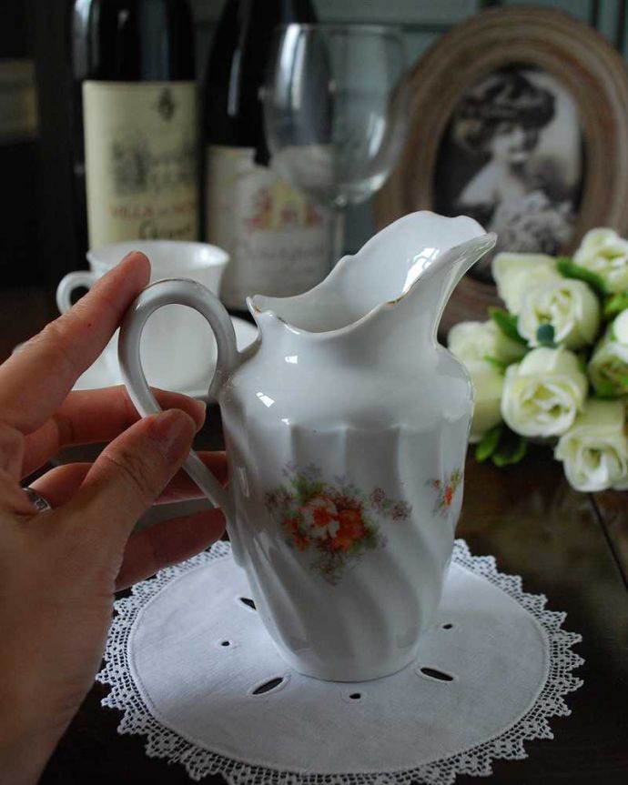 アンティーク 陶磁器の雑貨　アンティーク雑貨　可憐なオレンジの小花の絵柄が美しい、アンティークミルクポット。自分だけの使い方で使ってみましょうたっぷりミルクが注げるように、英国のミルクピッチャーのサイズは他の国のものと比べて大きめに作られていて実用的。(m-2109-z)
