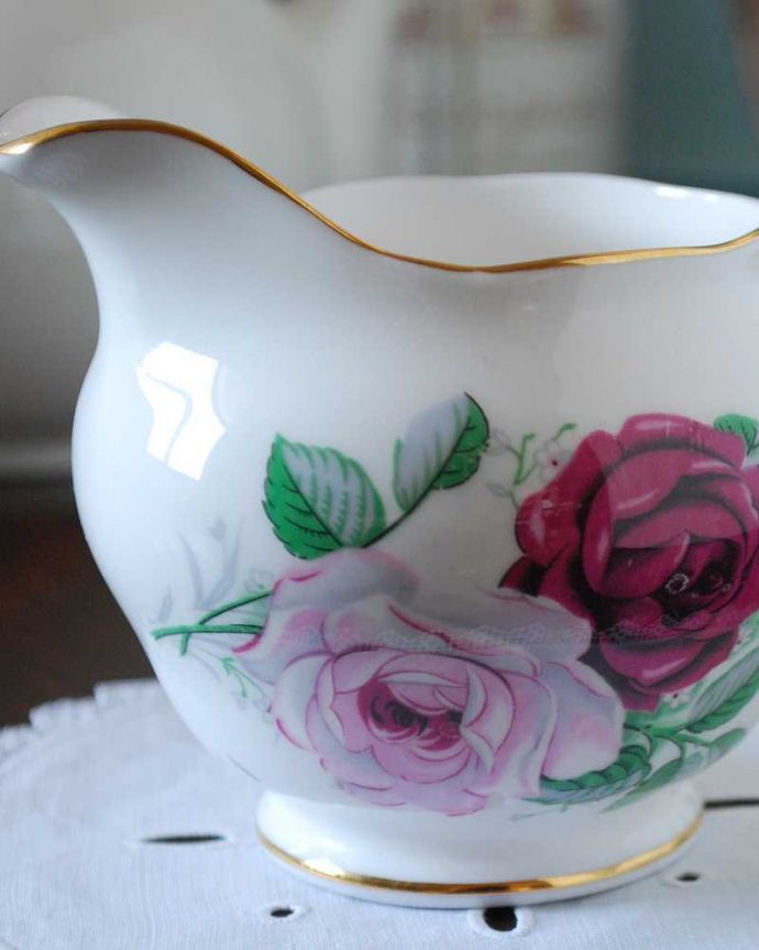 アンティーク 陶磁器の雑貨 アンティーク雑貨 バラの花がデザインされた美しいアンティークミルクポット。英国のお茶の時間に欠かせないミルクピッチャー紅茶を愛する英国ののお茶の時間に欠かせないミルクティーのために作られた陶磁器のミルクピッチャー。(m-2111-z)