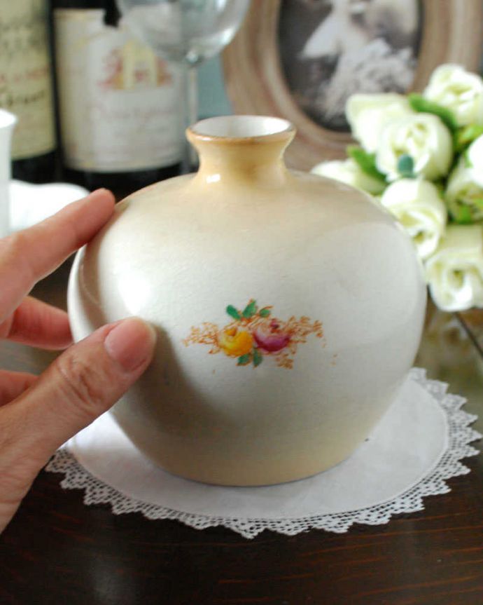 アンティーク 陶磁器の雑貨　アンティーク雑貨　ガーランド模様が可愛い、イギリスアンティークの花器（１輪挿し）。置くだけでも絵になる美しさ何も入れなくても、陶磁器なので中が見えずに絵になるアイテムなんです。(m-2121-z)