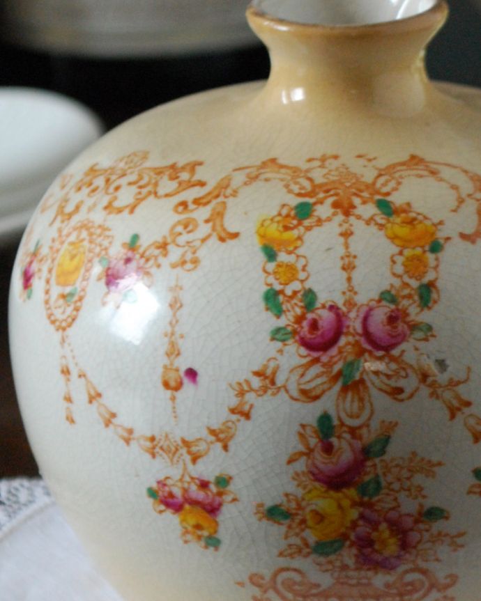 アンティーク 陶磁器の雑貨　アンティーク雑貨　ガーランド模様が可愛い、イギリスアンティークの花器（１輪挿し）。普段の生活に華を添えてくれるアンティークガーデニングの国、イギリスらしい花器。(m-2121-z)