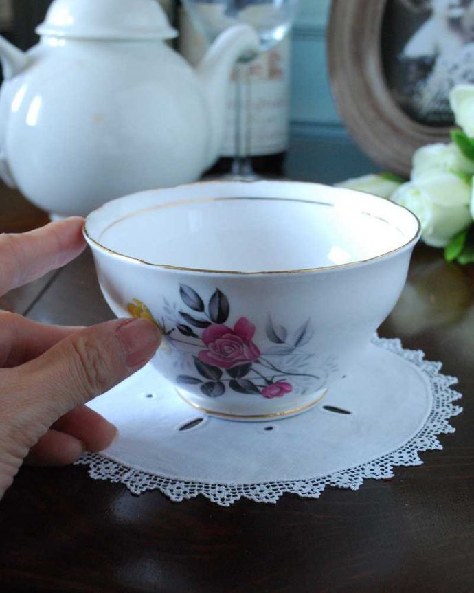 アンティーク 陶磁器の雑貨　アンティーク雑貨　薔薇が描かれた上品なアンティークシュガーポット。自分流の使い方で楽しんでくださいアンティークなのでキズや汚れはありますが、使えるものだけを選んできました。(m-2124-z)