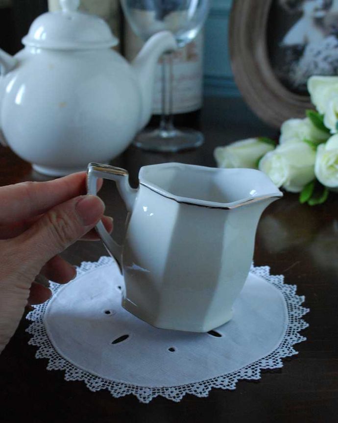 アンティーク 陶磁器の雑貨　アンティーク雑貨　英国のアンティーク陶磁器、手描きされたお花が可愛いミルクポット（ピッチャー）。自分だけの使い方で使ってみましょうたっぷりミルクが注げるように、英国のミルクピッチャーのサイズは他の国のものと比べて大きめに作られていて実用的。(m-2126-z)