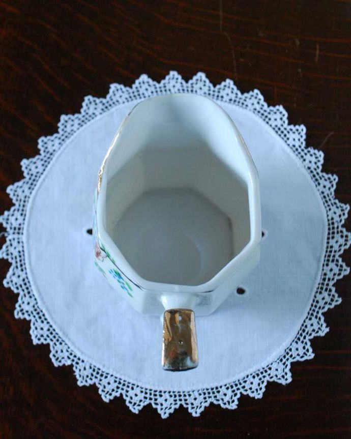 アンティーク 陶磁器の雑貨　アンティーク雑貨　英国のアンティーク陶磁器、手描きされたお花が可愛いミルクポット（ピッチャー）。上から見るとこんな感じです。(m-2126-z)