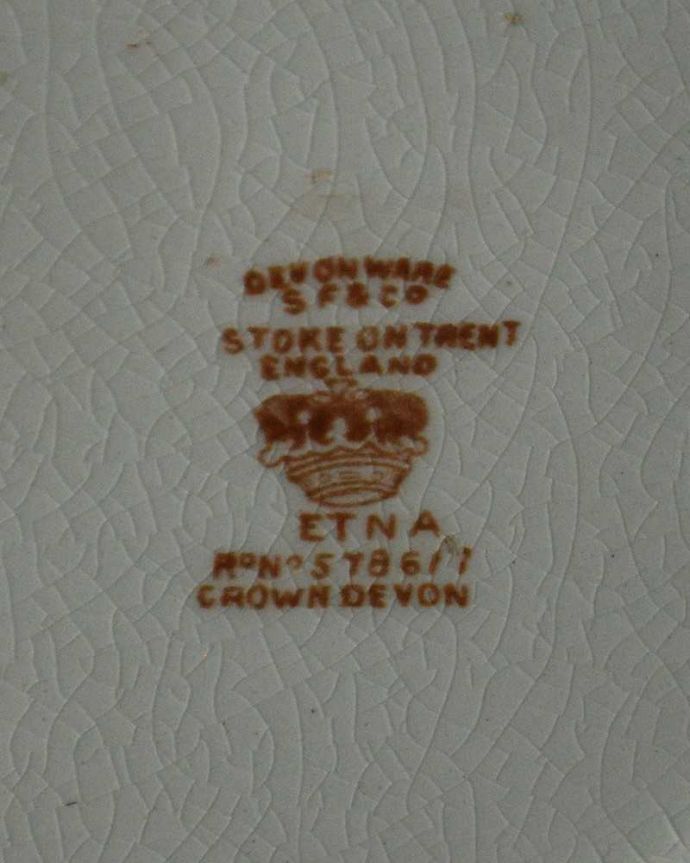 テーブルウェア(食器)　アンティーク雑貨　イギリスで見つけたCrown Devon社（クラウンデボン）、ピンクのお花が可愛いアンティークプレート。裏側には品質の証ひっくり返して見ると、こんな感じのポーセリンマークを見つけることが出来ます。(m-2132-z)