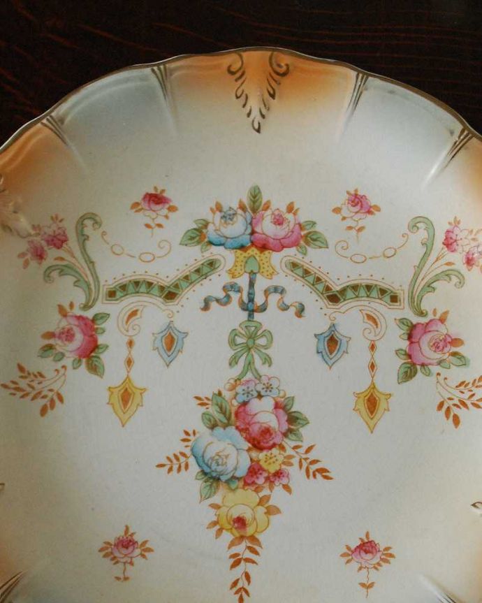 アンティーク 陶磁器の雑貨　アンティーク雑貨　イギリスで見つけたCrown Devon社（クラウンデボン）のアンティークプレート。ハンドペイントで描かれたお花がロマンチックです。(m-2133-z)