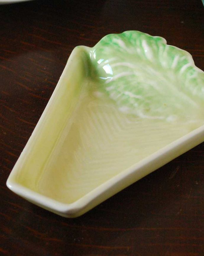 アンティーク 陶磁器の雑貨　アンティーク雑貨　カールトンウェア社(Carlton ware)のアンティークプレート。レタスモチーフが付いた可愛いカールトンウェア社のプレートです。(m-2137-z)