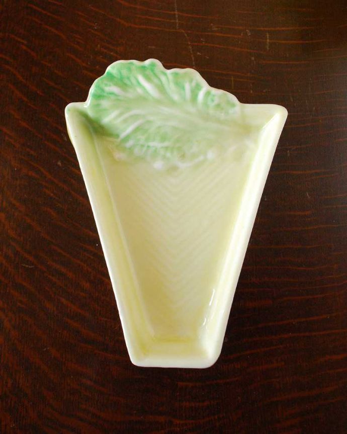 アンティーク 陶磁器の雑貨　アンティーク雑貨　カールトンウェア社(Carlton ware)のアンティークプレート。上から見るとこんな形アンティークなので多少のキズやカケがある場合はありますが、使用上問題はありませんのでご了承下さい。(m-2137-z)