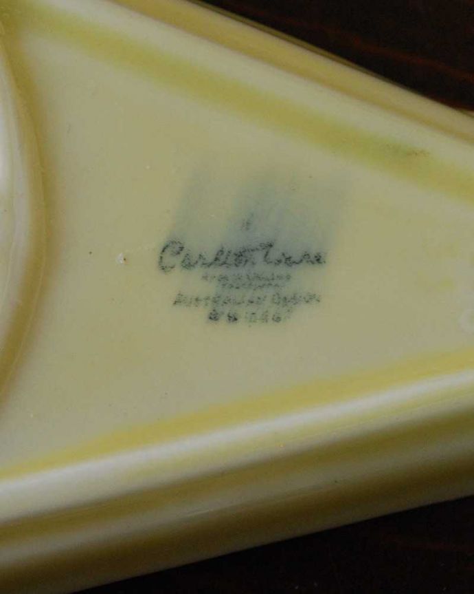 アンティーク 陶磁器の雑貨　アンティーク雑貨　カールトンウェア社(Carlton ware)のアンティークプレート。裏側には品質の証ひっくり返して見ると、こんな感じのポーセリンマークを見つけることが出来ます。(m-2137-z)