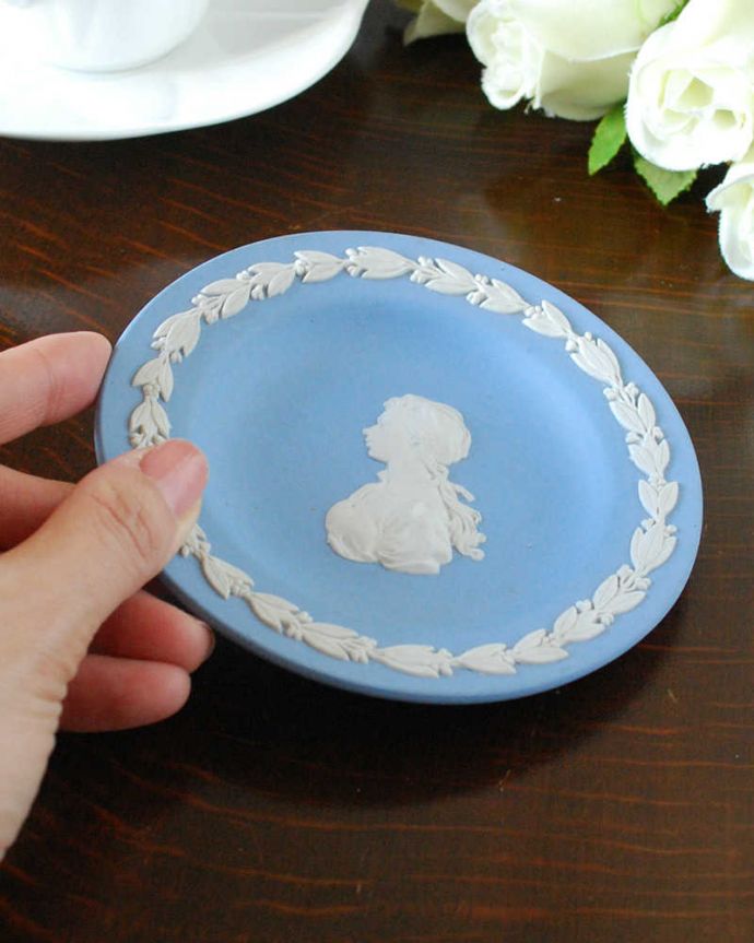 ジャスパーウェア アンティーク雑貨 小さくて可愛いウェッジウッドピンディッシュ(Wedgwood) 、ジャスパーウェアプレート。宝石のような美しさを追求した焼き物なんとも言えない滑らかな手触りが、ジャスパーウエアの特長。(m-2138-z)