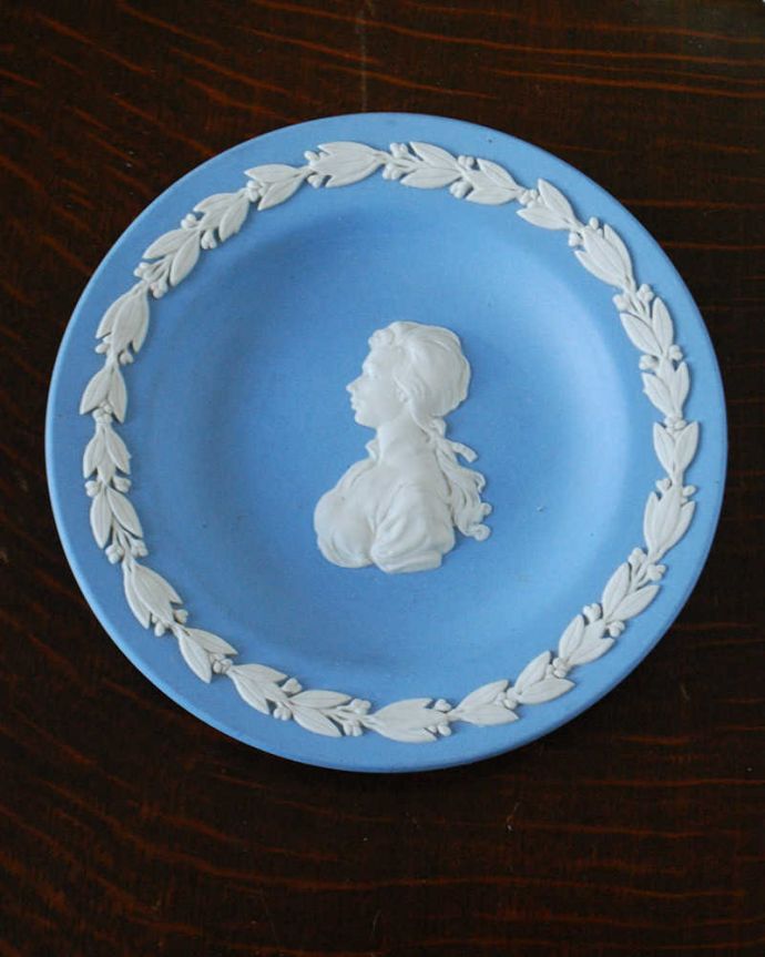 ジャスパーウェア アンティーク雑貨 小さくて可愛いウェッジウッドピンディッシュ(Wedgwood) 、ジャスパーウェアプレート。中はこんな感じですアンティークのため、多少の欠け・傷がある場合がありますが、使用上問題はありませんので、ご了承下さい。(m-2138-z)