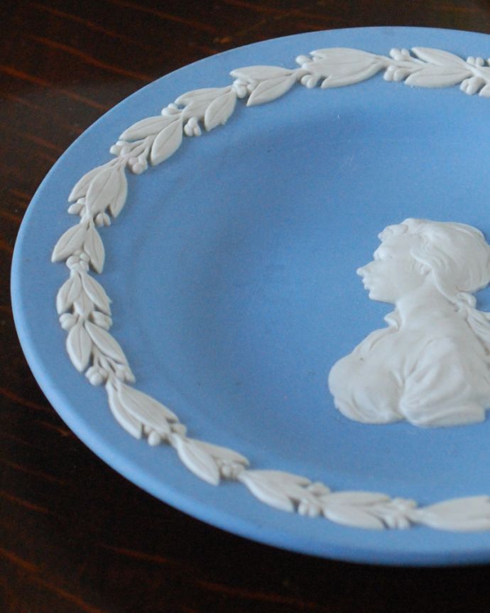 ジャスパーウェア アンティーク雑貨 小さくて可愛いウェッジウッドピンディッシュ(Wedgwood) 、ジャスパーウェアプレート。古代美術がモチーフになっている模様パッと浮かび上がる白い模様は、古代ギリシャ・ローマ美術の装飾をモチーフにした繊細で優雅なデザインです。(m-2138-z)