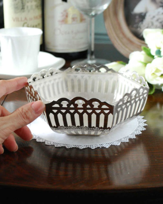 アンティーク 真鍮の雑貨　アンティーク雑貨　英国輸入の透かし彫りが美しいアンティーク銀雑貨、シルバーボウル（小物入れ）。普段使いにもピッタリ！。(m-2143-z)