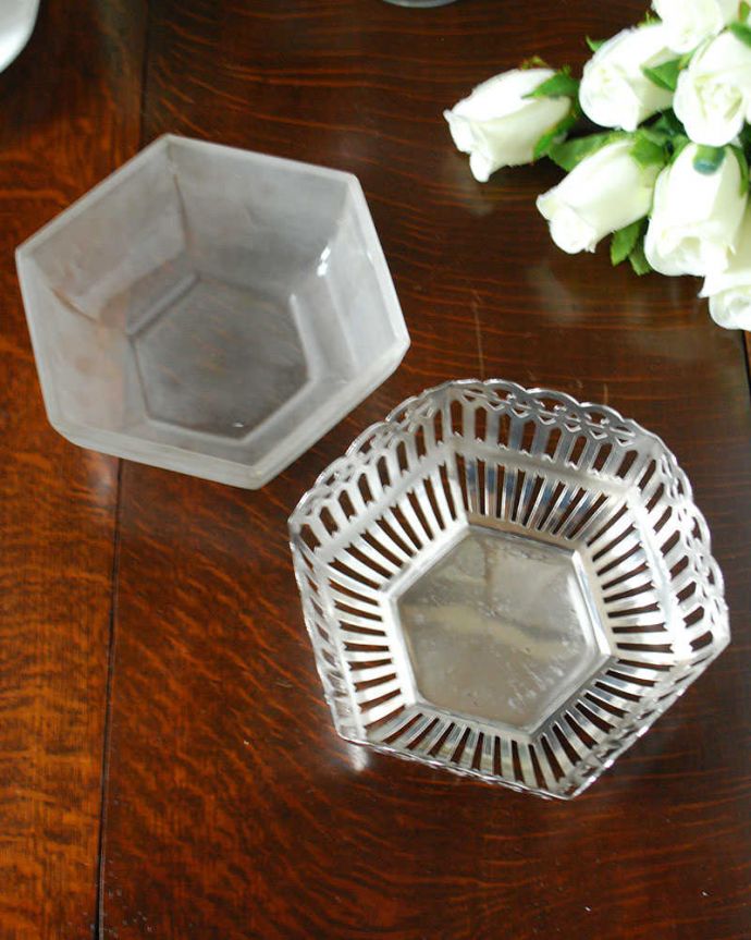 アンティーク 真鍮の雑貨　アンティーク雑貨　英国輸入の透かし彫りが美しいアンティーク銀雑貨、シルバーボウル（小物入れ）。アンティークなので多少のキズ・汚れがある場合があります。(m-2143-z)