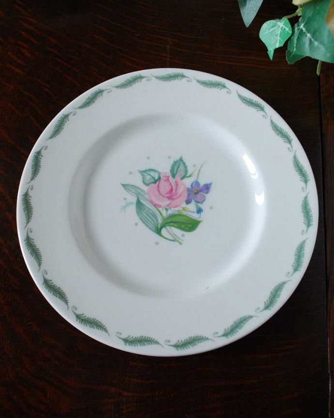 スージークーパー　アンティーク雑貨　イギリス輸入のスージークーパー「フレグランス」シリーズのアンティークプレート。上から見るとこんな感じです状態のいいものだけを選んでいますが、アンティークなのでキズや欠けがある場合があります。(m-2149-z)