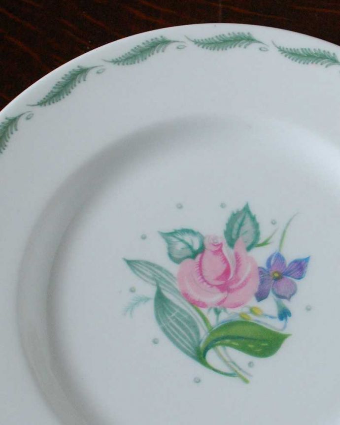 スージークーパー　アンティーク雑貨　イギリス輸入のスージークーパー「フレグランス」シリーズのアンティークプレート。バラとスミレの香りがするスージークーパー「フレグランス｣と言う名前の付いた人気のデザインは、名前の通りいい香りがしてきそうなバラとスミレが咲いています。(m-2149-z)