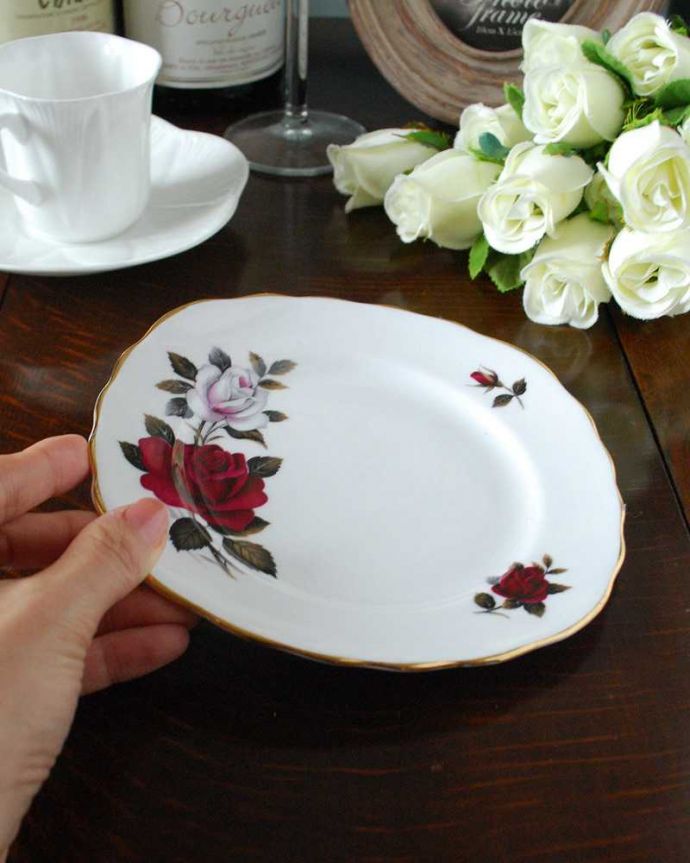 アンティーク 陶磁器の雑貨　アンティーク雑貨　Colclough（コルクラフ）の薔薇がエレガントなアンティークプレート。普段使いにもピッタリ！。(m-2155-z)