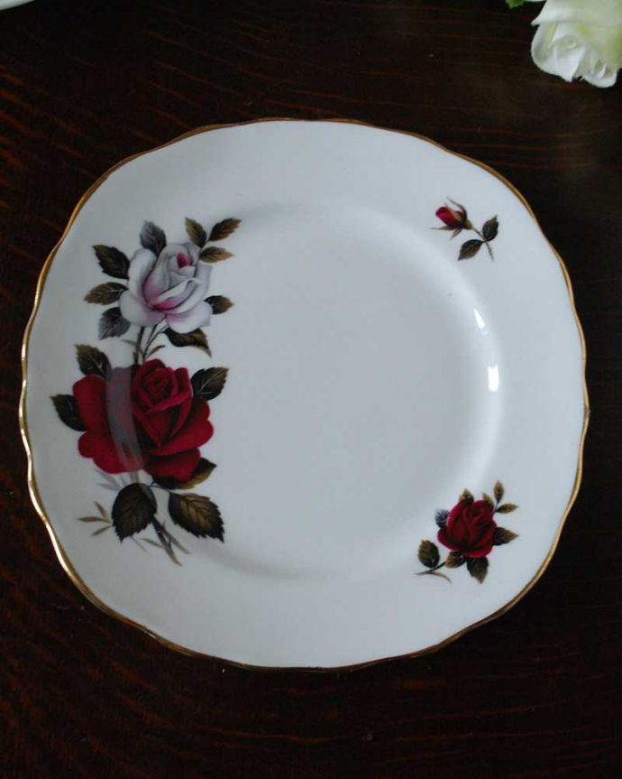 アンティーク 陶磁器の雑貨　アンティーク雑貨　Colclough（コルクラフ）の薔薇がエレガントなアンティークプレート。アンティークなので多少のキズ・汚れがある場合があります。(m-2155-z)
