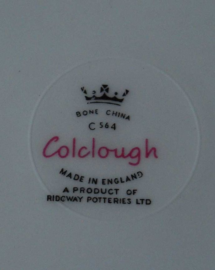 アンティーク 陶磁器の雑貨　アンティーク雑貨　Colclough（コルクラフ）の薔薇がエレガントなアンティークプレート。裏側には品質の証ひっくり返して見ると、こんな感じのポーセリンマークを見つけることが出来ます。(m-2155-z)