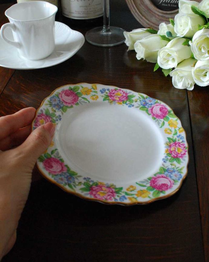 アンティーク 陶磁器の雑貨 アンティーク雑貨 テーブルがぱっと華やぐ、英国アンティークのプレート。普段使いにもピッタリ!。(m-2156-z)