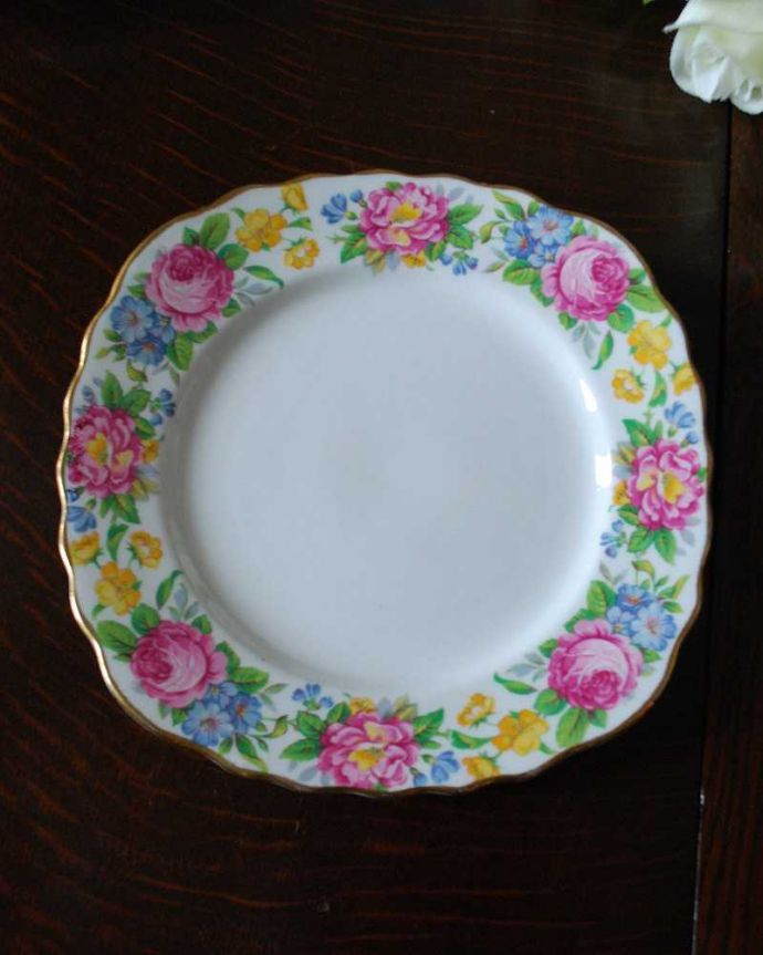 アンティーク 陶磁器の雑貨 アンティーク雑貨 テーブルがぱっと華やぐ、英国アンティークのプレート。アンティークなので多少のキズ・汚れがある場合があります。(m-2156-z)