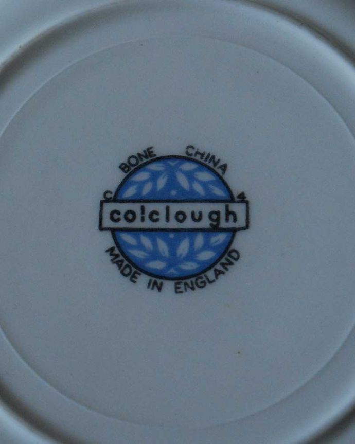 アンティーク 陶磁器の雑貨 アンティーク雑貨 テーブルがぱっと華やぐ、英国アンティークのプレート。裏側には品質の証ひっくり返して見ると、こんな感じのポーセリンマークを見つけることが出来ます。(m-2156-z)