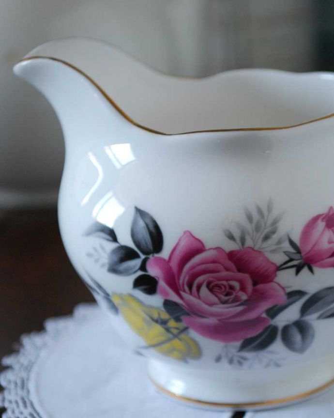 アンティーク 陶磁器の雑貨 アンティーク雑貨 優雅なバラ模様が描かれたアンティーク雑貨 ミルクポット。お茶の時間に欠かせないミルクピッチャー紅茶を愛する英国のお茶の時間に欠かせないミルクティーのために作られた陶磁器のミルクピッチャー。(m-2161-z)