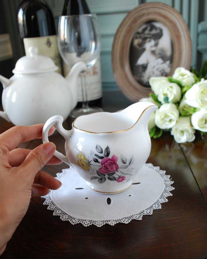 アンティーク 陶磁器の雑貨 アンティーク雑貨 優雅なバラ模様が描かれたアンティーク雑貨 ミルクポット。自分だけの使い方で使ってみましょうたっぷりミルクが注げるように、英国のミルクピッチャーのサイズは他の国のものと比べて大きめに作られていて実用的。(m-2161-z)