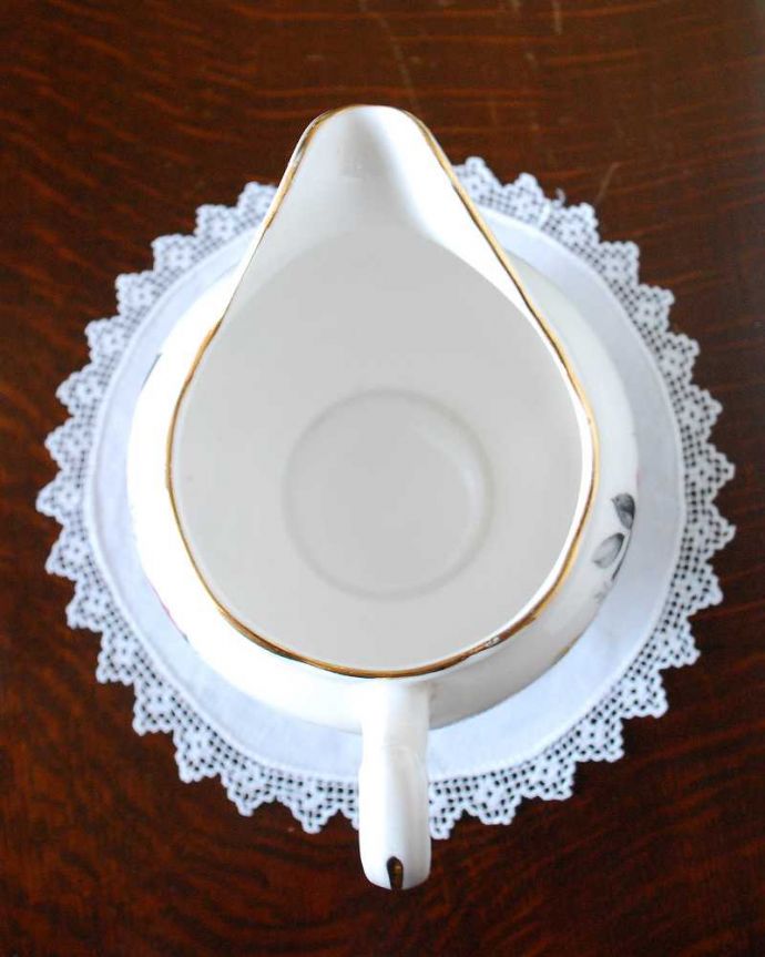 アンティーク 陶磁器の雑貨 アンティーク雑貨 優雅なバラ模様が描かれたアンティーク雑貨 ミルクポット。上から見るとこんな感じです状態のいいものだけを選んでいますが、アンティークなのでキズや欠けがある場合があります。(m-2161-z)