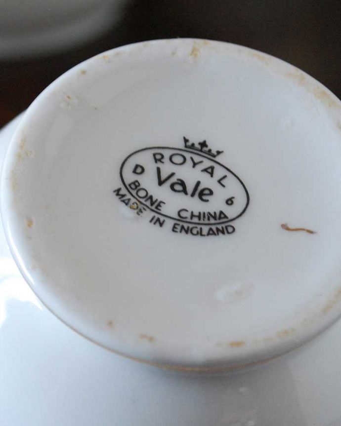 アンティーク 陶磁器の雑貨 アンティーク雑貨 優雅なバラ模様が描かれたアンティーク雑貨 ミルクポット。裏側には品質の証製造メーカー保証の意味がこもった窯印、ポーセリンマークがあります。(m-2161-z)