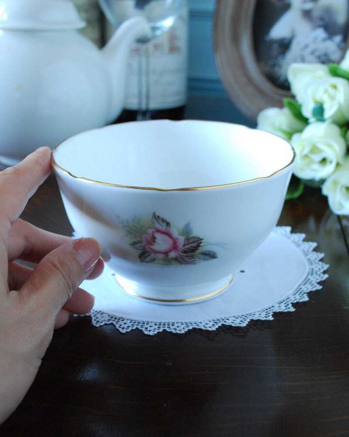 テーブルウェア(食器)　アンティーク雑貨　華やかな薔薇の花が描かれたアンティークシュガーポット。自分流の使い方で楽しんでくださいアンティークなのでキズや汚れはありますが、使えるものだけを選んできました。(m-2163-z)