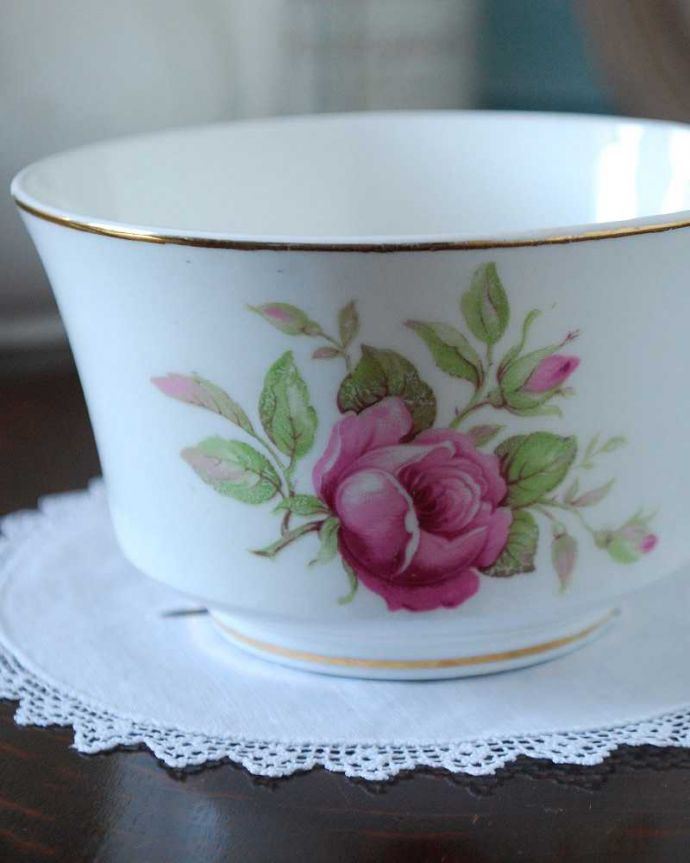 アンティーク 陶磁器の雑貨　アンティーク雑貨　バラの花がデザインされた華やかなアンティークシュガーボウル。お茶の時間を華やかにしてくれるアンティークティータイムを楽しむための茶道具の一つシュガーボウル。(m-2167-z)