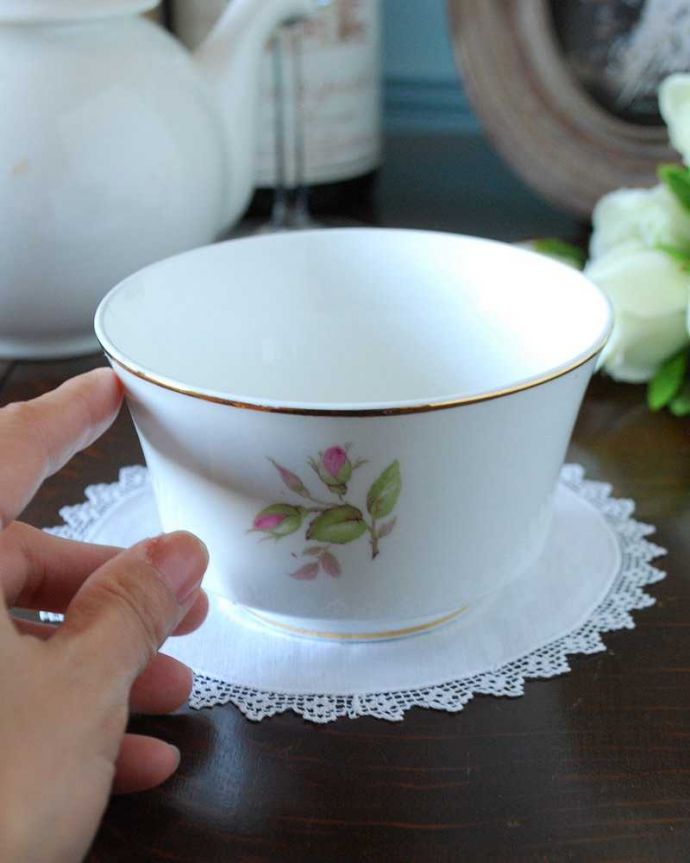 アンティーク 陶磁器の雑貨　アンティーク雑貨　バラの花がデザインされた華やかなアンティークシュガーボウル。自分流の使い方で楽しんでくださいアンティークなのでキズや汚れはありますが、使えるものだけを選んできました。(m-2167-z)
