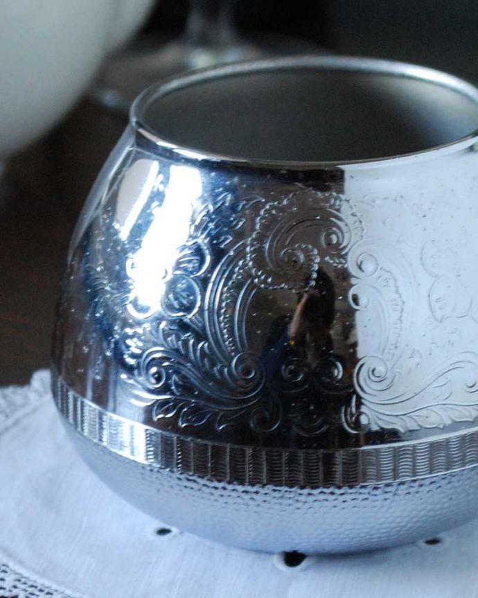アンティーク 真鍮の雑貨 アンティーク雑貨 アンティークシルバー雑貨、小物入れにぴったりな銀のボウル(シュガーポット)。繊細で美しい装飾がたっぷり入っています。(m-2168-z)