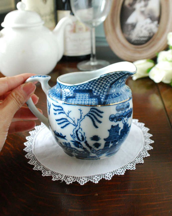 アンティーク 陶磁器の雑貨　アンティーク雑貨　高級感漂う英国アンティーク、ウィローパターンのミルクポット。自分だけの使い方で使ってみましょうたっぷりミルクが注げるように、英国のミルクピッチャーのサイズは他の国のものと比べて大きめに作られていて実用的。(m-2169-z)