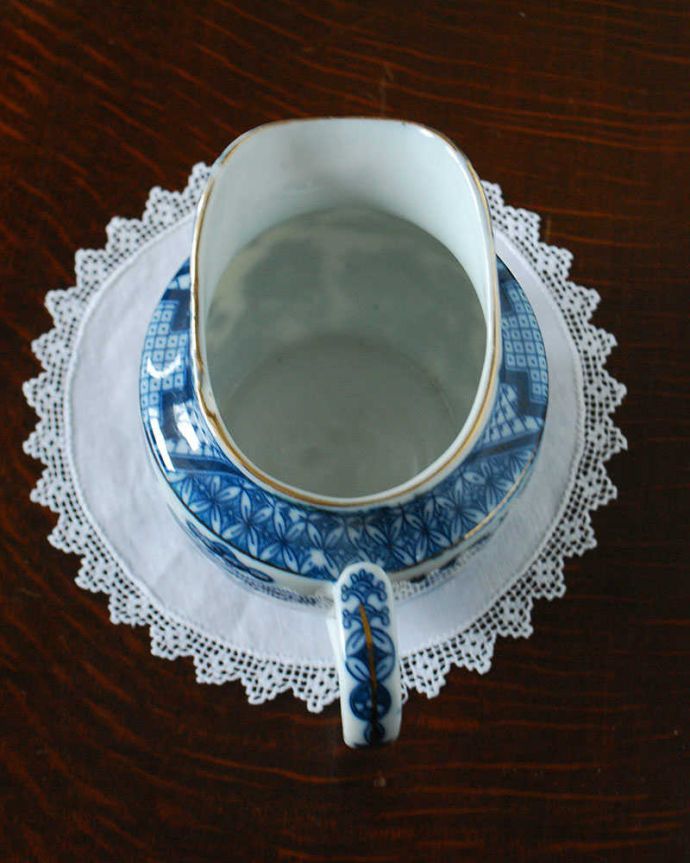 アンティーク 陶磁器の雑貨　アンティーク雑貨　高級感漂う英国アンティーク、ウィローパターンのミルクポット。上から見るとこんな感じです状態のいいものだけを選んでいますが、アンティークなのでキズや欠けがある場合があります。(m-2169-z)