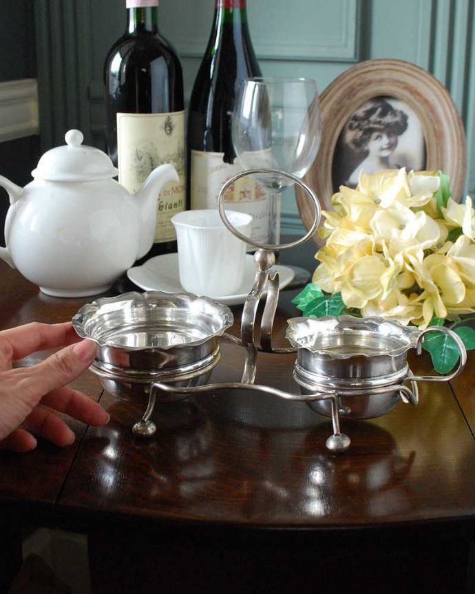 アンティーク シルバー製　アンティーク雑貨　英国輸入の銀食器、アンティークシルバーのシュガー＆ミルクポット。自分の使い方で楽しんでください砂糖入れとミルクポットがセットになっています。(m-2177-z)