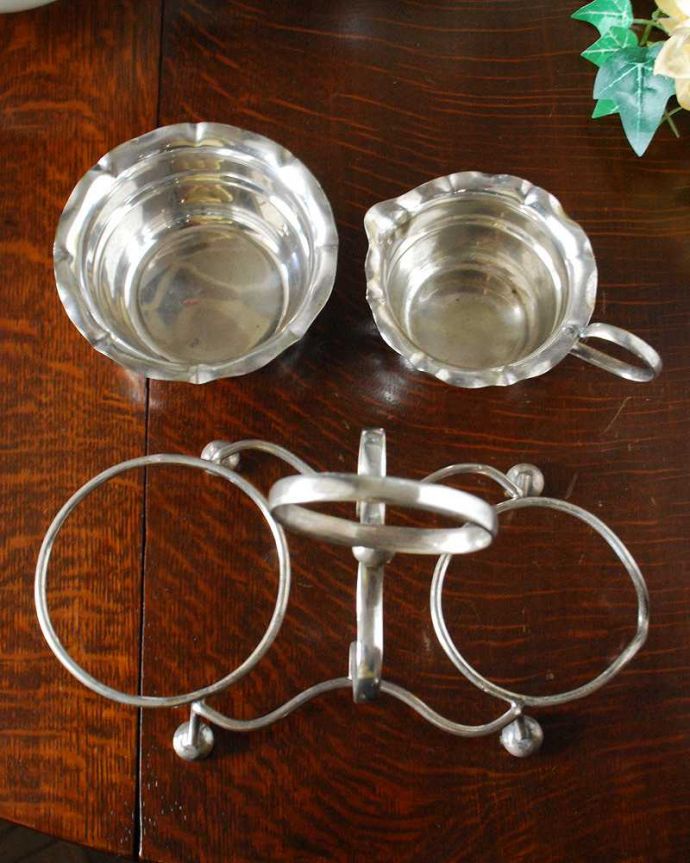 アンティーク シルバー製　アンティーク雑貨　英国輸入の銀食器、アンティークシルバーのシュガー＆ミルクポット。中をのぞいてみると･･･アンティークのため、多少の欠け・傷がある場合がありますが、使用上問題はありませんので、ご了承下さい。(m-2177-z)