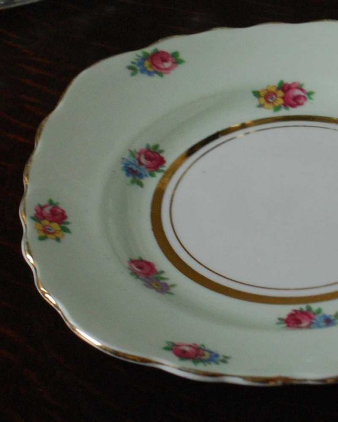 アンティーク 陶磁器の雑貨　アンティーク雑貨　テーブルを華やかにしてくれる、アンティークプレート。テーブルがパッと華やかに優しい色使いが素敵なプレートです。(m-2178-z)