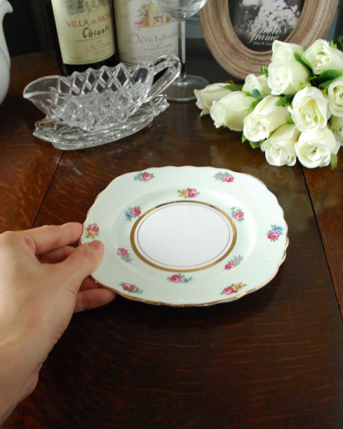 アンティーク 陶磁器の雑貨　アンティーク雑貨　テーブルを華やかにしてくれる、アンティークプレート。飾って使って楽しむアンティーク何個でも集めたくなっちゃう美しい柄のプレート。(m-2178-z)