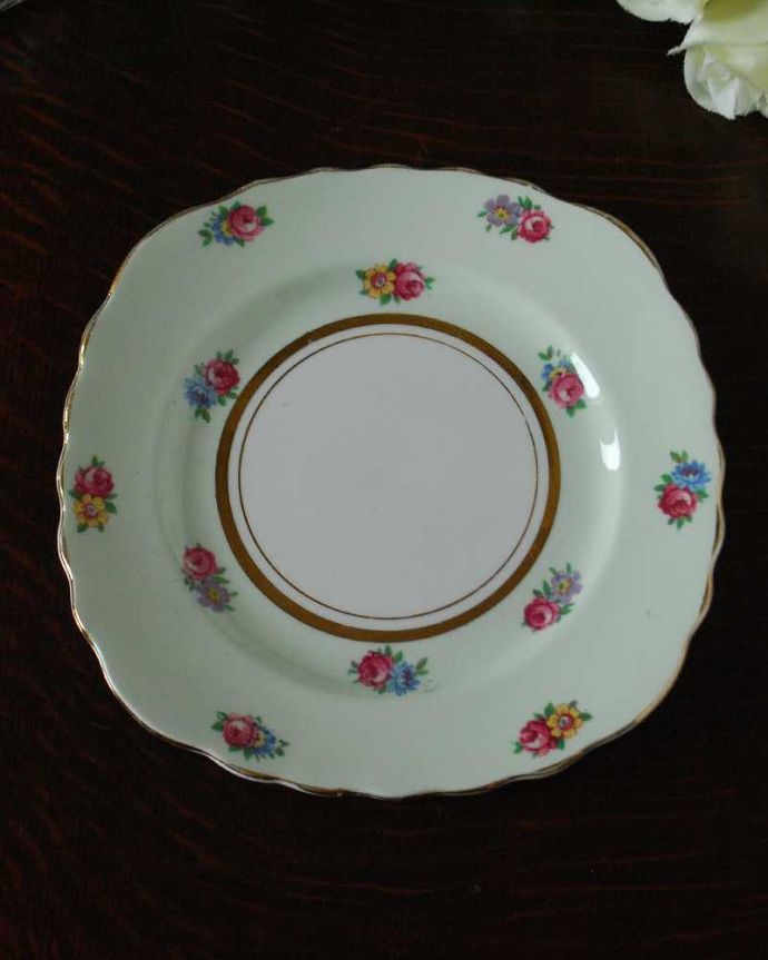 アンティーク 陶磁器の雑貨　アンティーク雑貨　テーブルを華やかにしてくれる、アンティークプレート。上から見るとこんな感じです状態のいいものだけを選んでいますが、アンティークなのでキズや欠けがある場合があります。(m-2178-z)