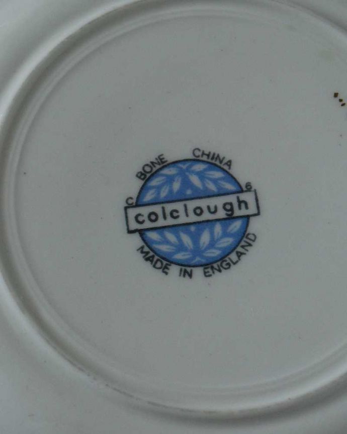 アンティーク 陶磁器の雑貨　アンティーク雑貨　テーブルを華やかにしてくれる、アンティークプレート。裏側には品質の証製造メーカー保証の意味がこもった窯印、ポーセリンマークがあります。(m-2178-z)