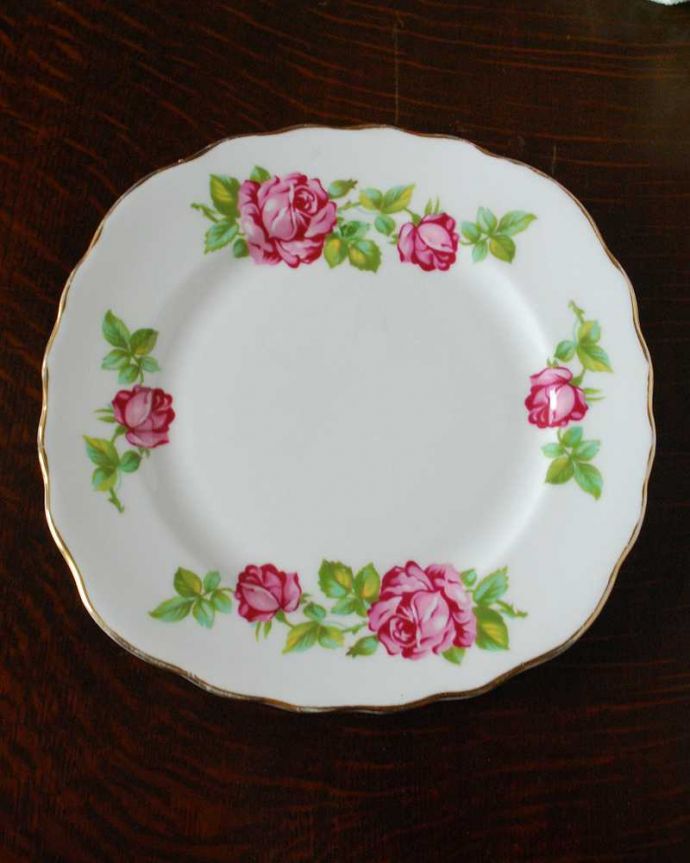 アンティーク 陶磁器の雑貨　アンティーク雑貨　ピンクローズが美しい、ボーンチャイナのアンティークプレート。アンティークなので多少のキズ・汚れがある場合があります。(m-2181-z)