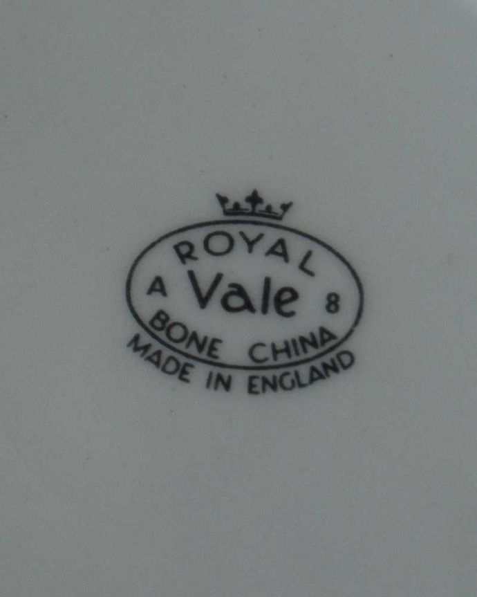 アンティーク 陶磁器の雑貨　アンティーク雑貨　ピンクローズが美しい、ボーンチャイナのアンティークプレート。裏側には品質の証ひっくり返して見ると、こんな感じのポーセリンマークを見つけることが出来ます。(m-2181-z)