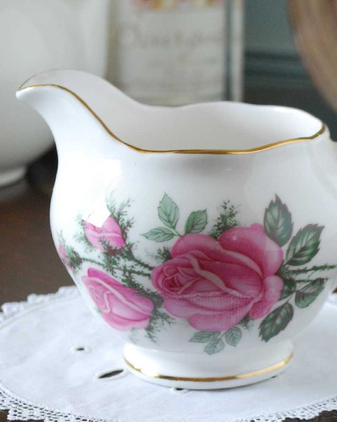 アンティーク 陶磁器の雑貨　アンティーク雑貨　イギリスから届いた、薔薇が素敵なアンティークミルクポット。英国のお茶の時間に欠かせないミルクピッチャー紅茶を愛する英国ののお茶の時間に欠かせないミルクティーのために作られた陶磁器のミルクピッチャー。(m-2184-z)