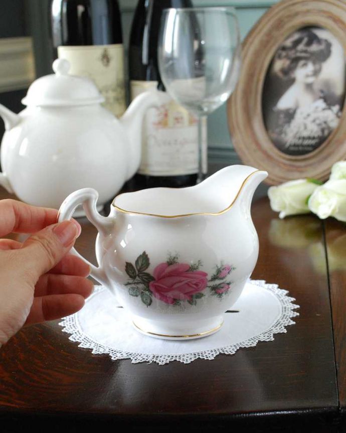 アンティーク 陶磁器の雑貨　アンティーク雑貨　イギリスから届いた、薔薇が素敵なアンティークミルクポット。自分だけの使い方で使ってみましょうたっぷりミルクが注げるように、英国のミルクピッチャーのサイズは他の国のものと比べて大きめに作られていて実用的。(m-2184-z)