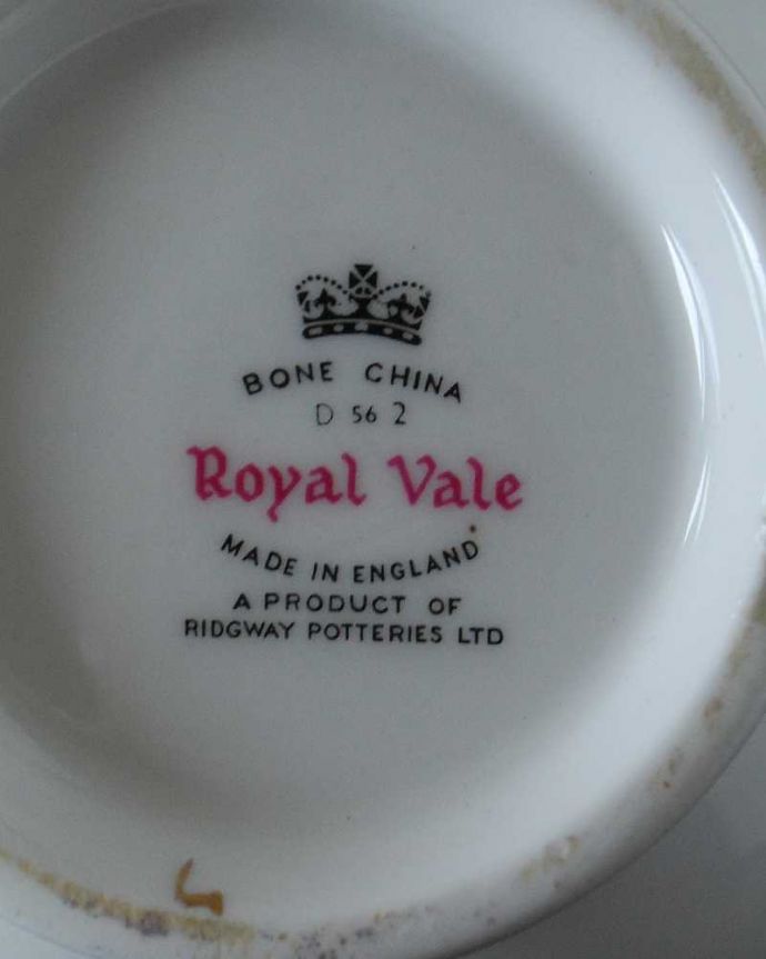 アンティーク 陶磁器の雑貨　アンティーク雑貨　イギリスから届いた、薔薇が素敵なアンティークミルクポット。裏側にポーセリンマーク製造メーカー保証の意味がこもった窯印、こんなポーセリンマークがあります。(m-2184-z)