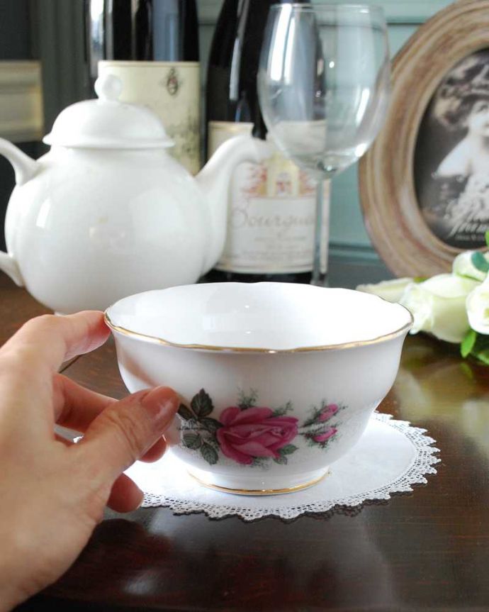 アンティーク 陶磁器の雑貨 アンティーク雑貨 バラの花がデザインされた華やかなアンティークシュガーボウル。自分流の使い方で楽しんでくださいアンティークなのでキズや汚れはありますが、使えるものだけを選んできました。(m-2185-z)