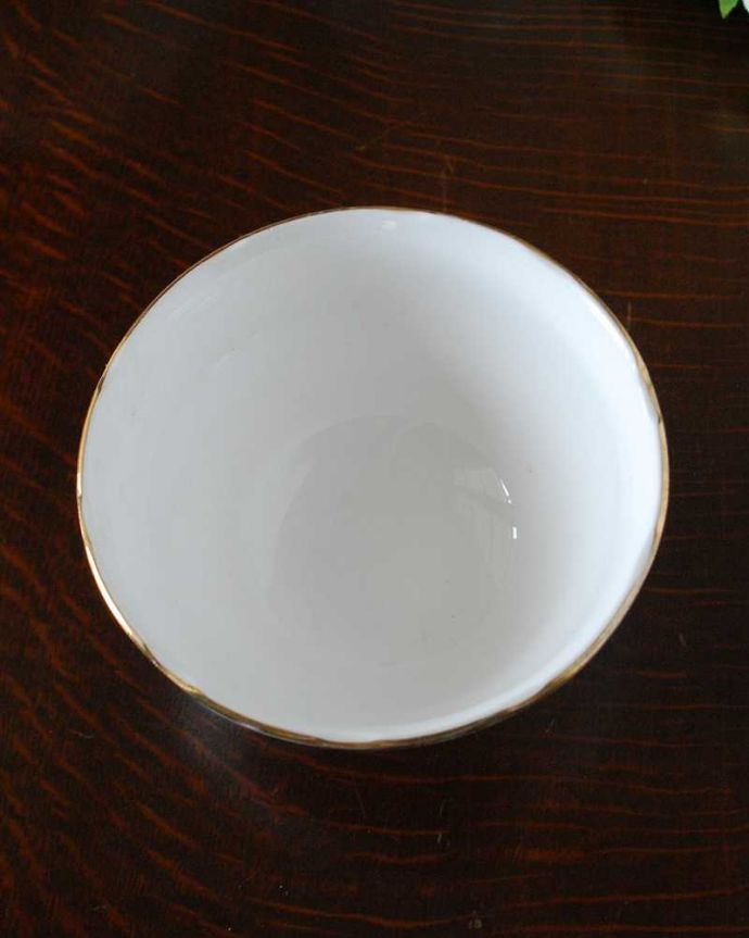 アンティーク 陶磁器の雑貨 アンティーク雑貨 バラの花がデザインされた華やかなアンティークシュガーボウル。上からのぞいてみると・・・アンティークのため、多少の欠け・傷がある場合がありますが、使用上問題がないものだけを選んできたので、ご了承下さい。(m-2185-z)