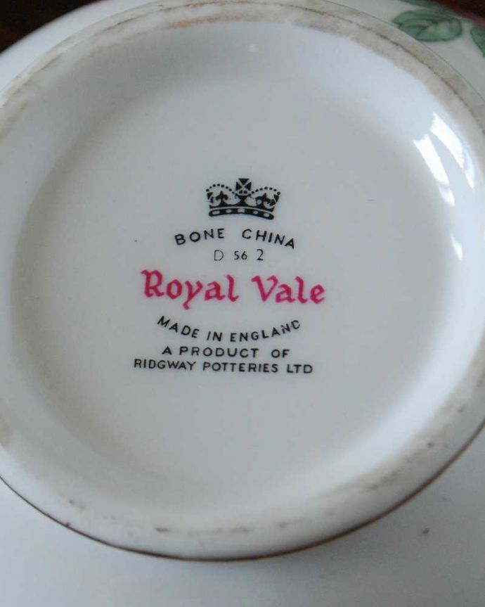 アンティーク 陶磁器の雑貨 アンティーク雑貨 バラの花がデザインされた華やかなアンティークシュガーボウル。裏側のポーセリンマーク製造メーカー保証の意味がこもった窯印、ポーセリンマークがあります。(m-2185-z)